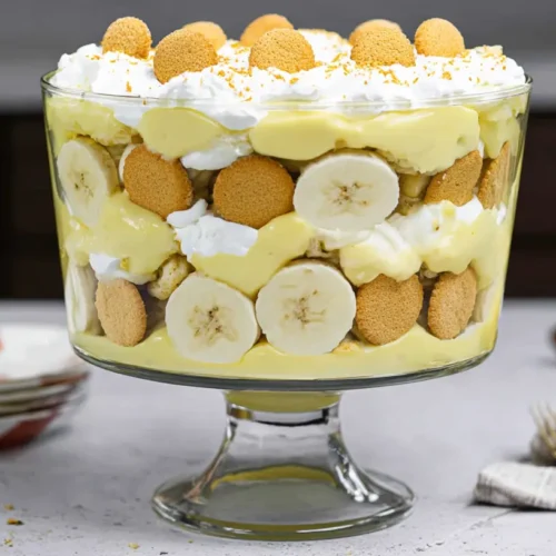 Banana Pudding Trifle: 7 Easy Steps to Perfection 2 A visually appealing banana pudding trifle with distinct layers of pudding, bananas, and wafers