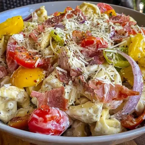 Grinder Tortellini Salad: How to Ace Your Next Meal in 9 Steps 2 A vibrant Grinder Tortellini Salad filled with colorful ingredients.