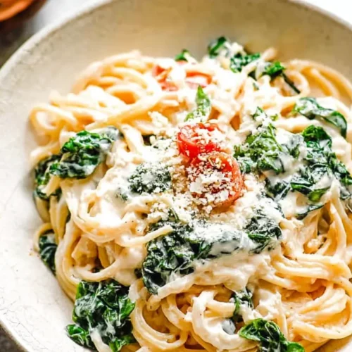 20-Minute Creamy Pasta Dinner: Master 1 Delicious Meal 2 A bowl of 20-minute creamy pasta dinner, ready to eat.