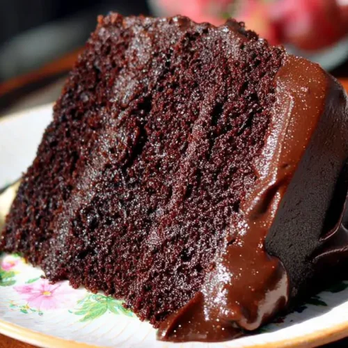 No-Fail Chocolate Cake: My 7 Top Tips 2 A perfectly baked no-fail chocolate cake with rich frosting