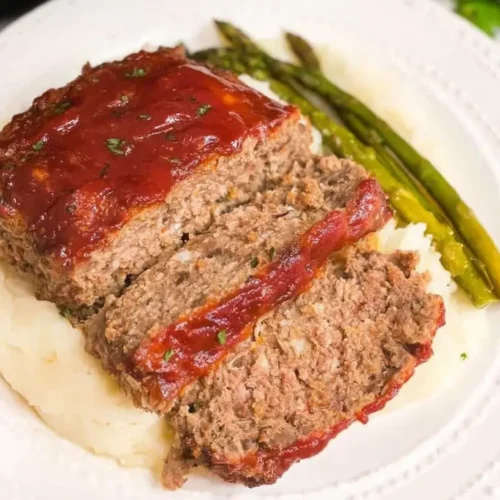 Easy Meatloaf with Few Ingredients: 4 Quick Tips 2 A baking dish filled with an easy meatloaf prepared with few ingredients.