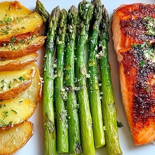 Healthy Salmon Dinner Plate: 6 secrets for the perfect dish 2 A healthy salmon dinner plate with perfectly cooked salmon and vibrant vegetables.