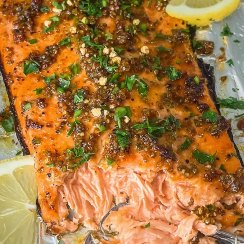 High-Protein Salmon Dinner: The Top 10 Tips 2 A plated high-protein salmon dinner with vegetables.