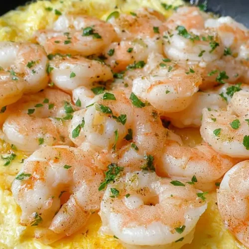 Low-Carb Garlic Shrimp Dinner: 4 Quick Tips 2 A serving of low-carb garlic shrimp dinner on a plate, garnished with fresh herbs.