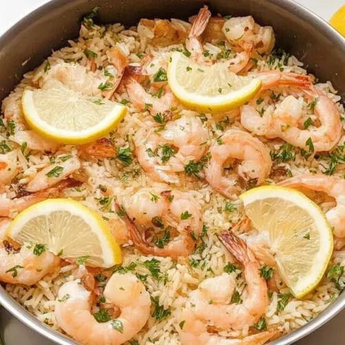 One-Pan Garlic Shrimp Dinner: 5 Easy Steps 2 A one-pan garlic shrimp dinner with roasted vegetables, ready to serve.